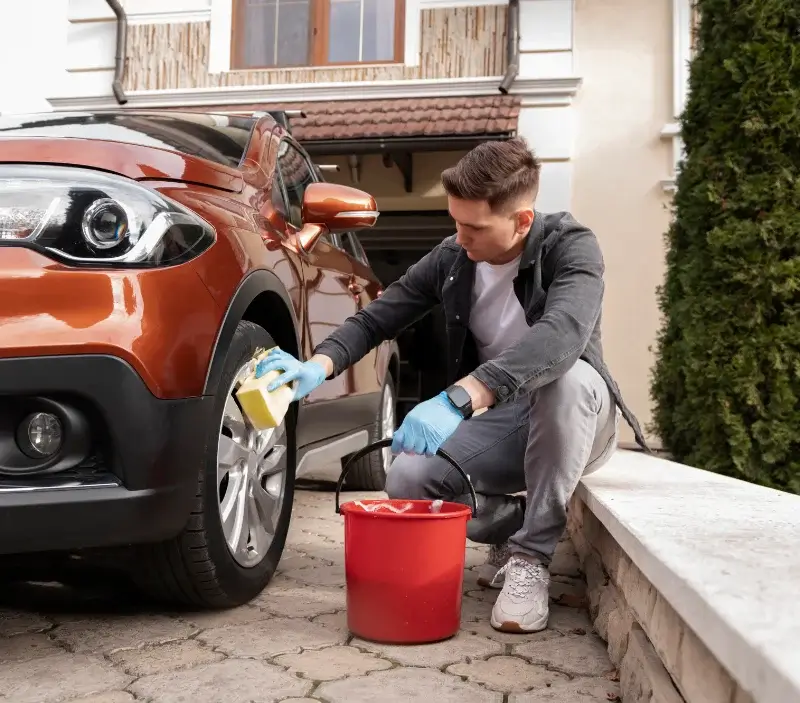 Lavage auto à domicile Nâves-Parmelan : professionnel intervenant sur un véhicule